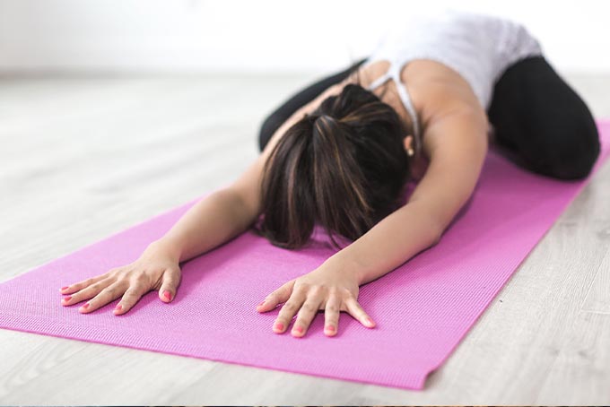 femeie facand yoga remediu balonare